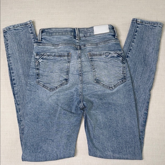 Buckle Black Women's Ankle Skinny Stretch Jean in Light Blue - Picture 2 of 13